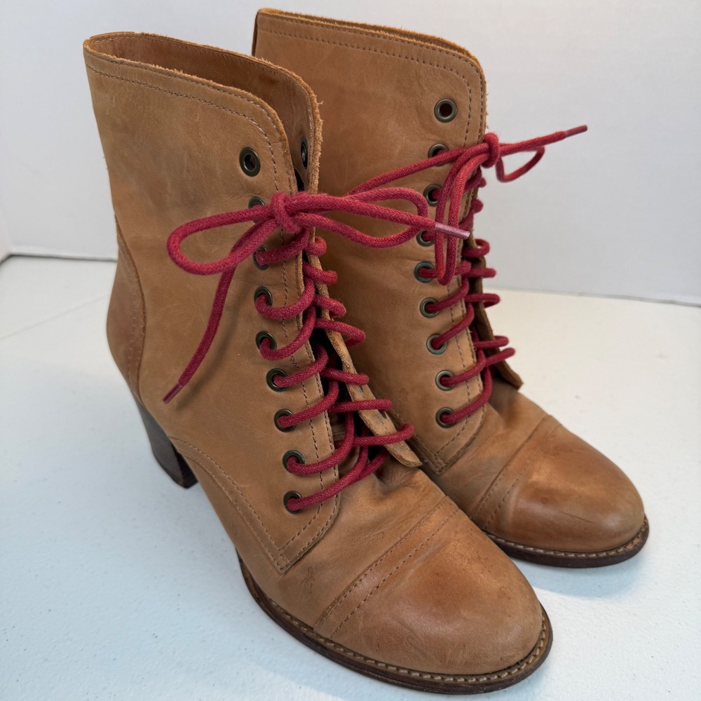 Vince Camuto Vestas Tan Leather Red Lace Up Ankle Boots 9B - Picture 2 of 16